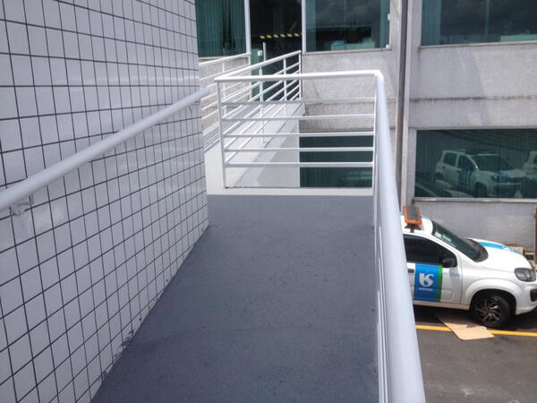 Pintura do corrimão e rampa com tinta piso